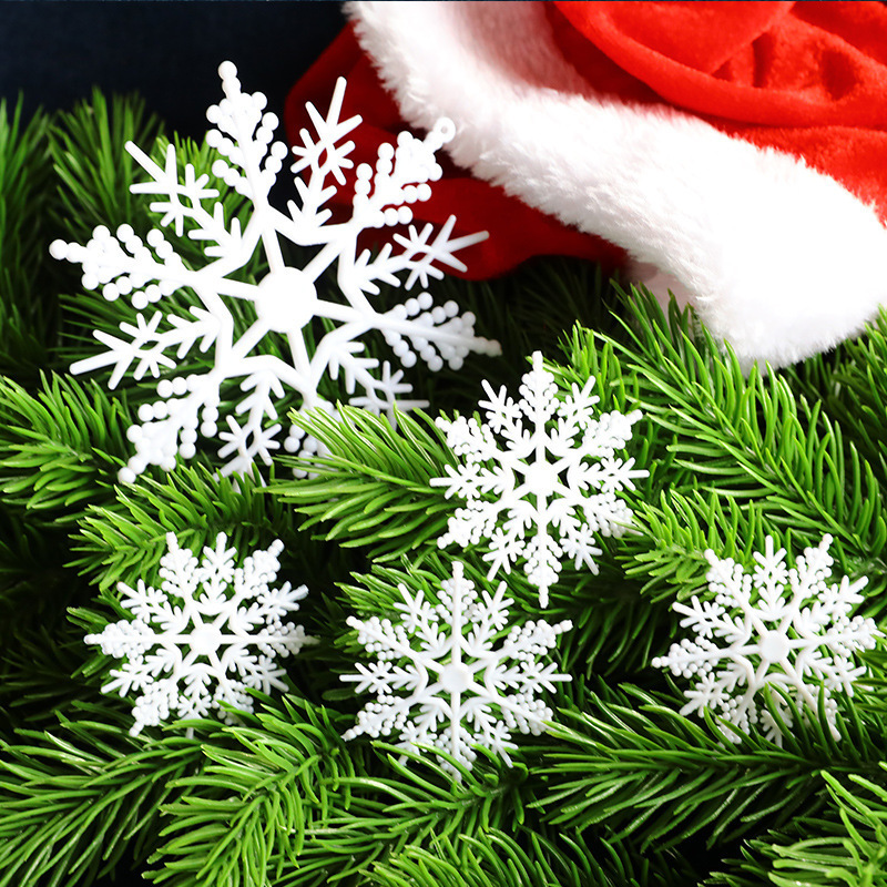 国境を越えて雪のクリスマスツリーを卸売りしてプラスチックの雪の花を飾ります。|undefined