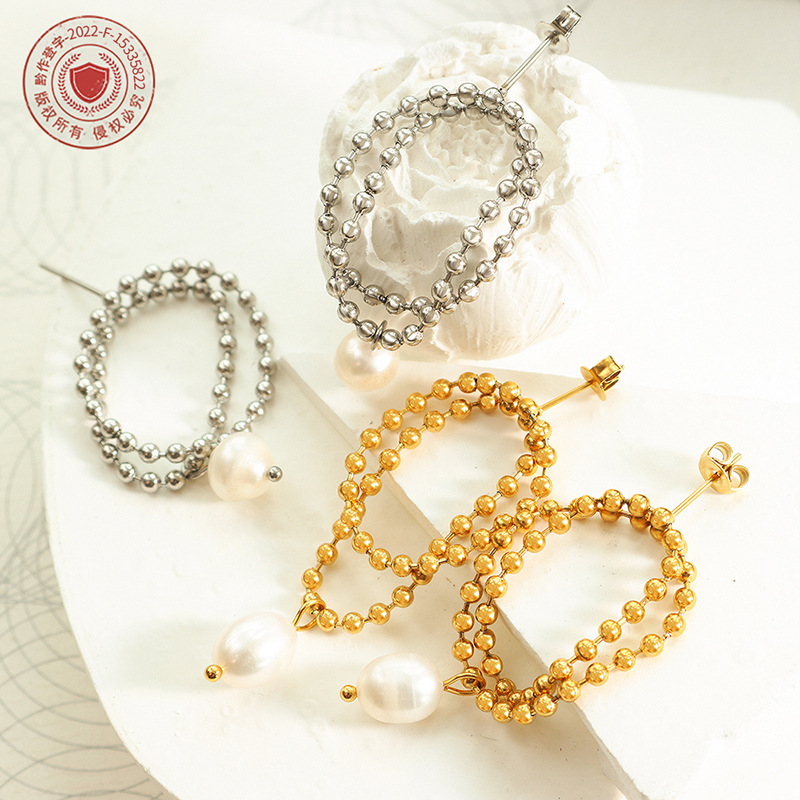 Japonés y coreano moda elegante perla de agua dulce suave Cadena de cuentas de doble capa pendientes hembra material de acero de titanio