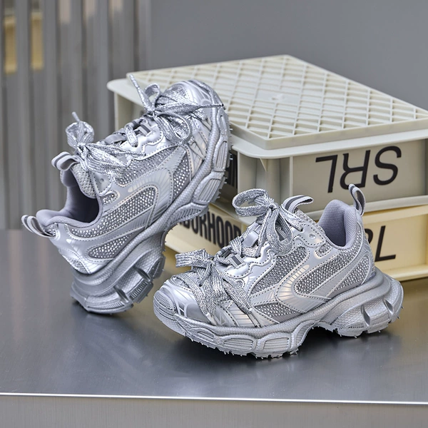 Silver-white shoes (double shoelaces)