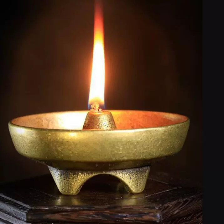 For the Buddha oil lamp, the eight treasure bronze for the lamp, the Lotus Lotus Lotus Lotus Lantern Lantern Lantern, the front of the Lantern House of Antique Countermenda Lights