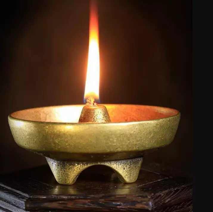For the Buddha oil lamp, the eight treasure bronze for the lamp, the Lotus Lotus Lotus Lotus Lantern Lantern Lantern, the front of the Lantern House of Antique Countermenda Lights
