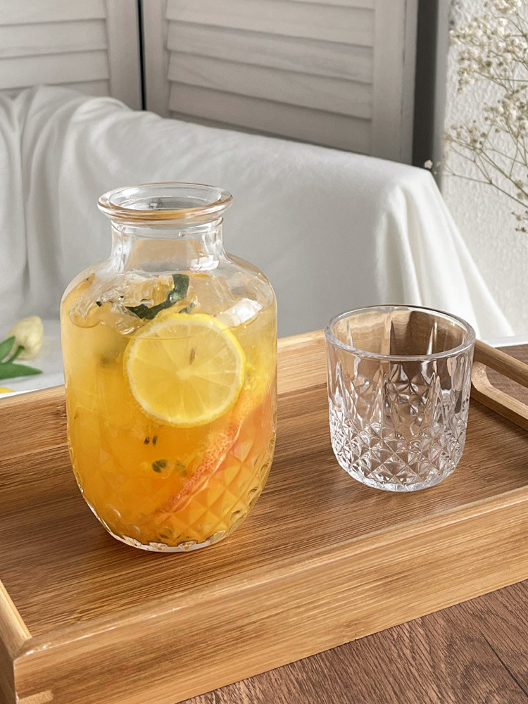 Una taza de agua potable doméstica, una persona beber té de frutas de vidrio, bebida fría, taza de leche con tapa, popularidad en línea japonesa