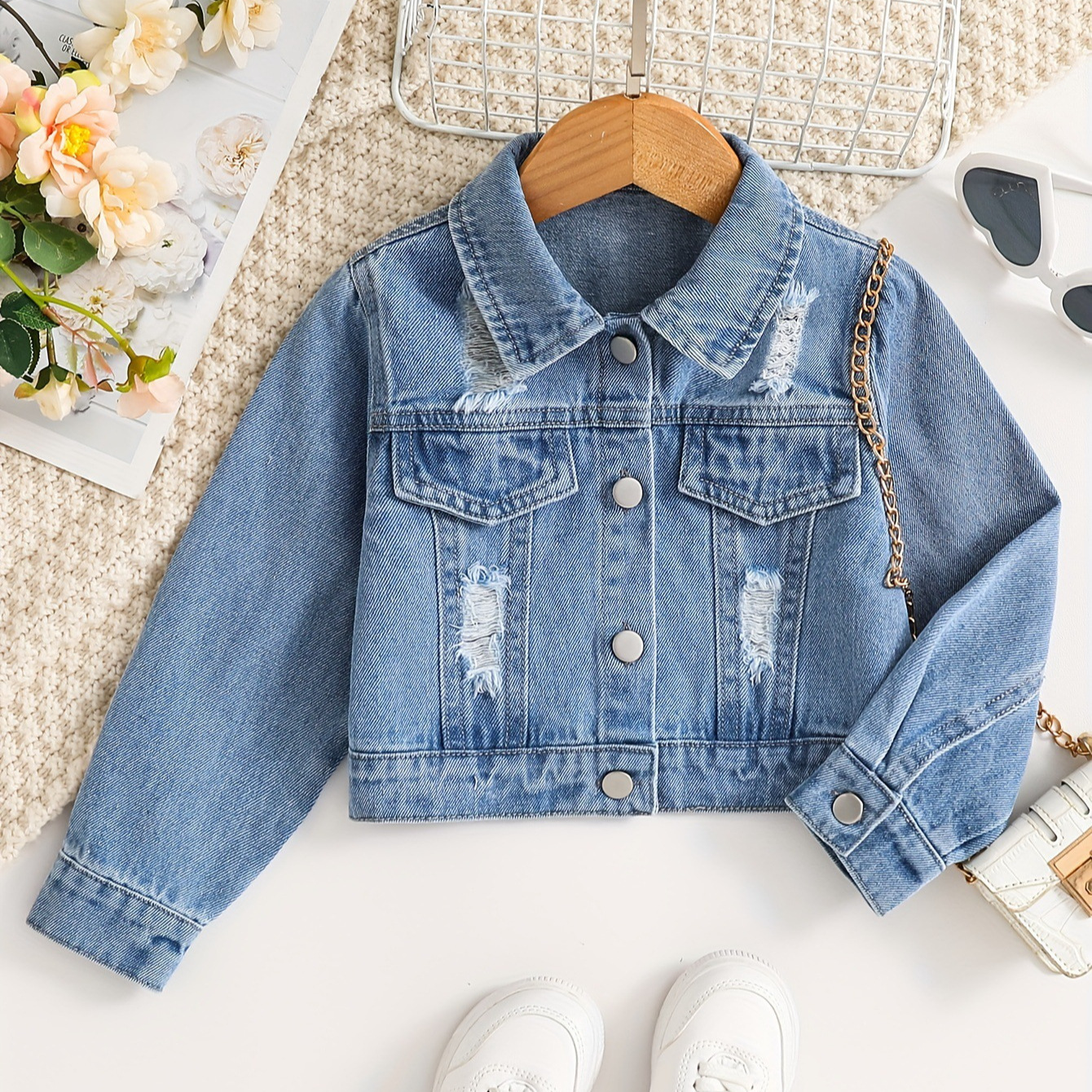 Hot-selling cross-border girls' ripped denim jacket, fashionable and trendy women's jacket, short retro European and American style coat.