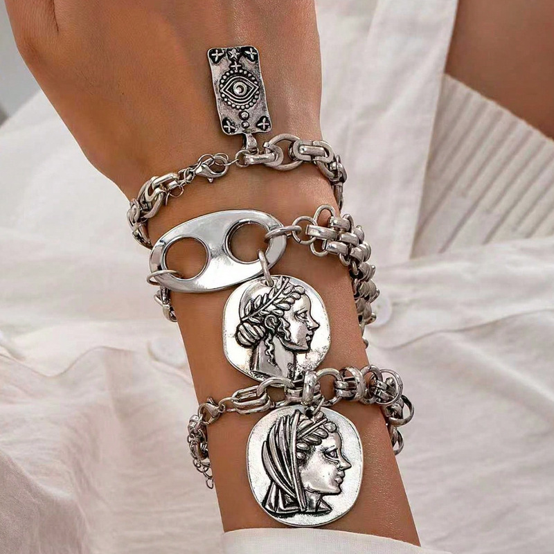 Qingdao Daiwei Jewelry Humanoid Eye Print Coin Pendant Bracelet Personalized Chic Women's Bracelet