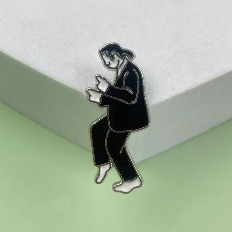 Broche de metal de personajes periféricos de películas transfronterizas, ropa de hombre en blanco y negro simple creativo, mochila, accesorios, collar de insignia