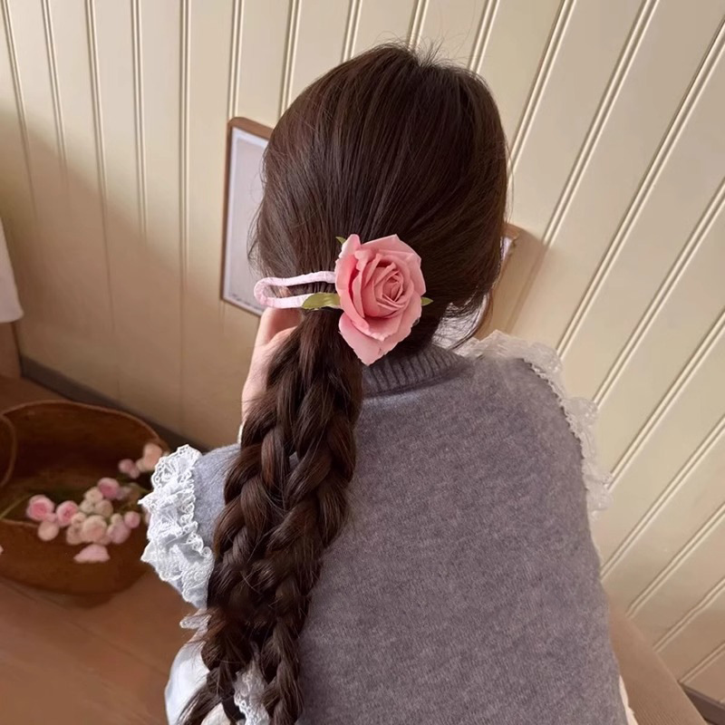 Chica caliente con flores naranjas orquídeas mariposa clips de cabello vacaciones fotos atmósfera clips de cabello