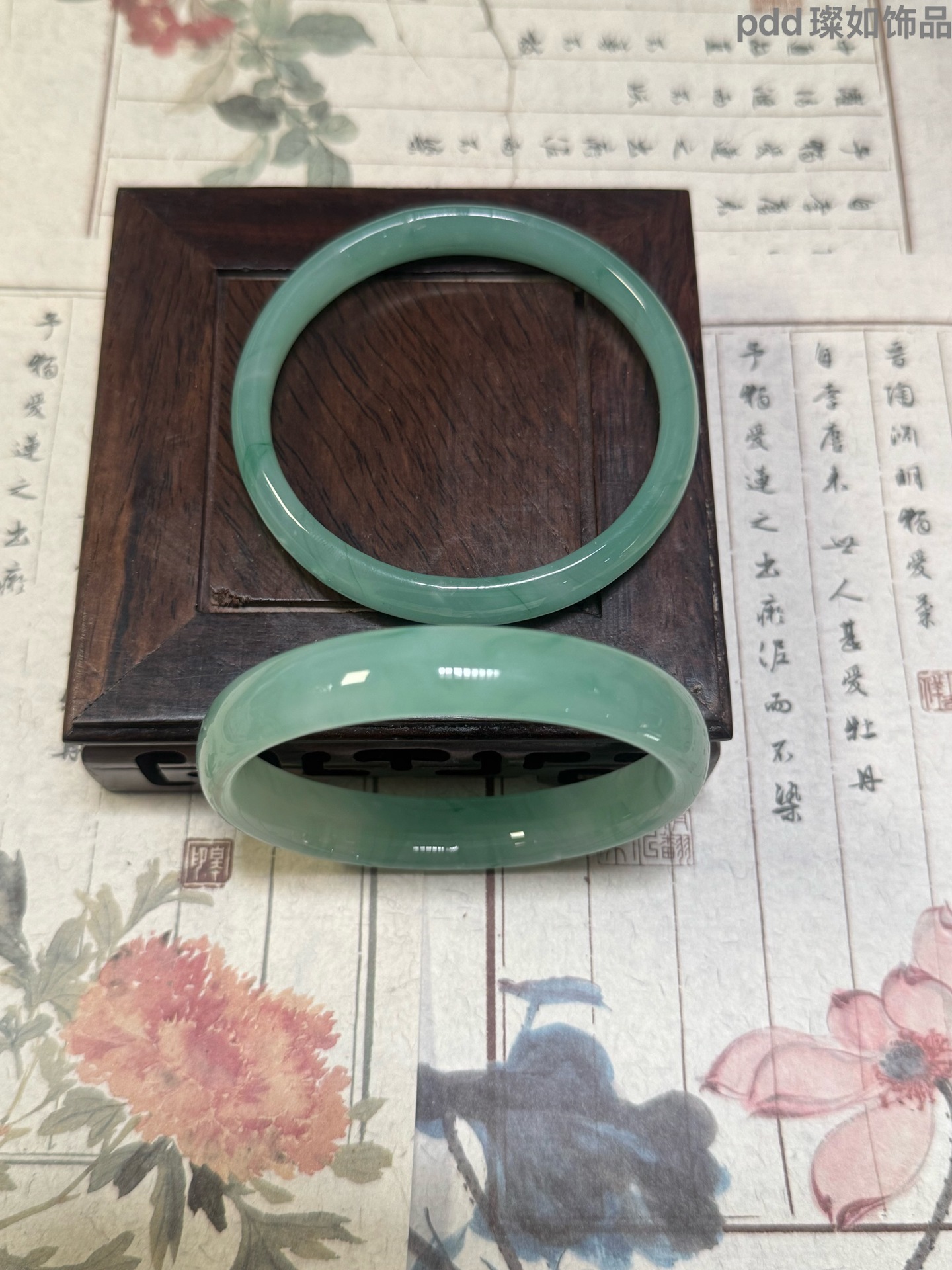 The bamboo leaves are green and flat, one width is about 12MM