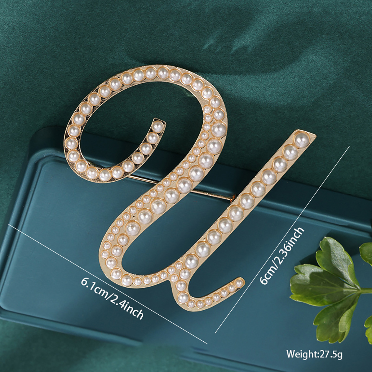 26 broches con letras en inglés de perlas, alfileres para ropa, decoraciones retro transfronterizas europeas y americanas, accesorios antiexposición para cuello