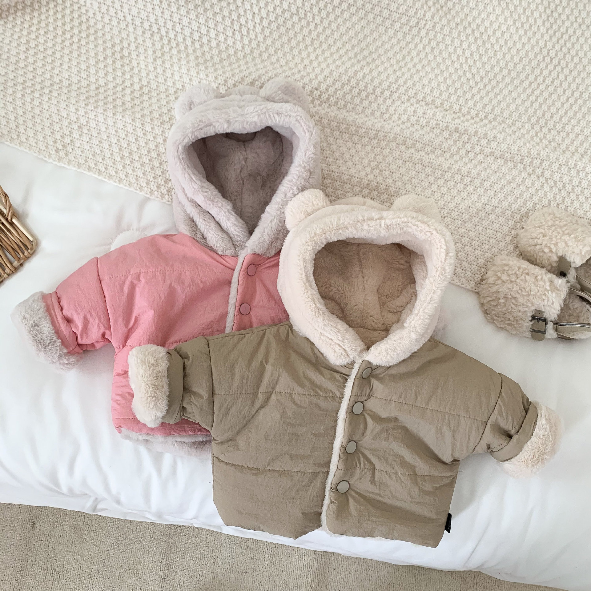 Estilo coreano ropa para niños y niñas neutral engrosada color sólido superior caliente con capucha versátil casual moda oso abrigo de invierno