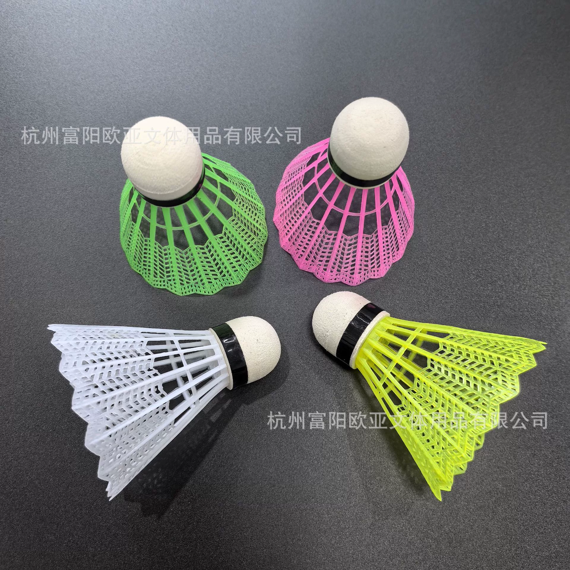 Пластиковый нейлоновый бадминтонный цветной неэтикетированный летающий устойчивый мяч для тренировок в помещении и на улице, прочный, оптом