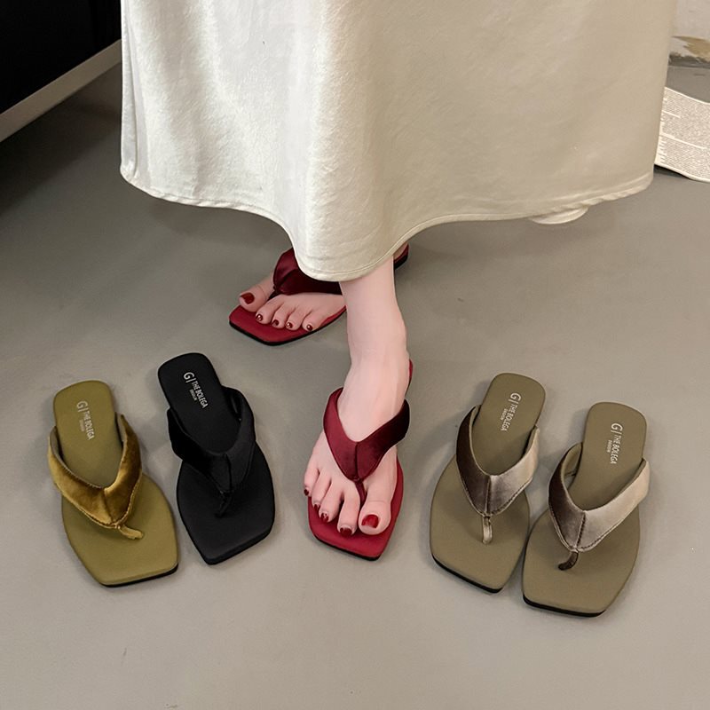 Velvet Toe Summer Vacation Flip-Flops for Women, Casual Flat-Soled Outdoor Wear, 2026 Korean Style New Slippers
