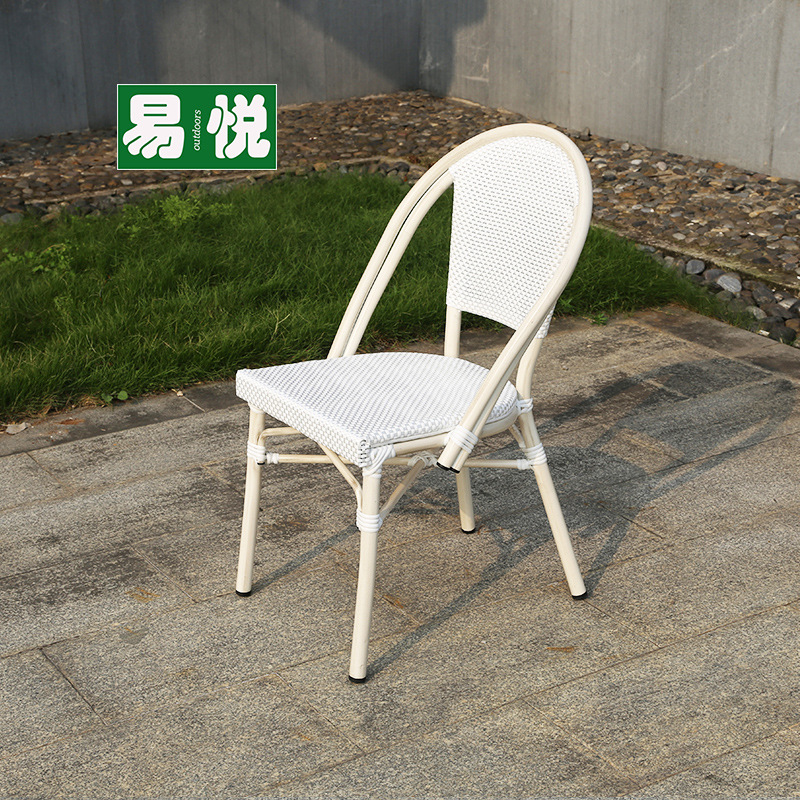 Tienda de té con leche Mesas y sillas al aire libre Sillas de mimbre de ocio de patio Juego de tres y cinco piezas Mesas y sillas exteriores de café Protector solar impermeable blanco