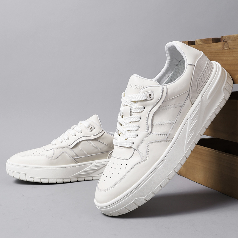 Directamente del fabricante: zapatillas blancas transpirables de cuero genuino para hombre, calzado deportivo informal de suela gruesa a la moda para otoño 2025, venta al por mayor.
