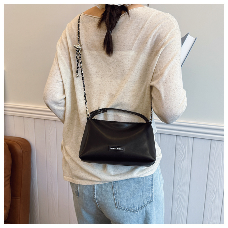 A stylish and elegant hand-held small square bag for women in the summer of 2025, featuring an Instagram-chic and high-end single-shoulder crossbody women's bag undefined