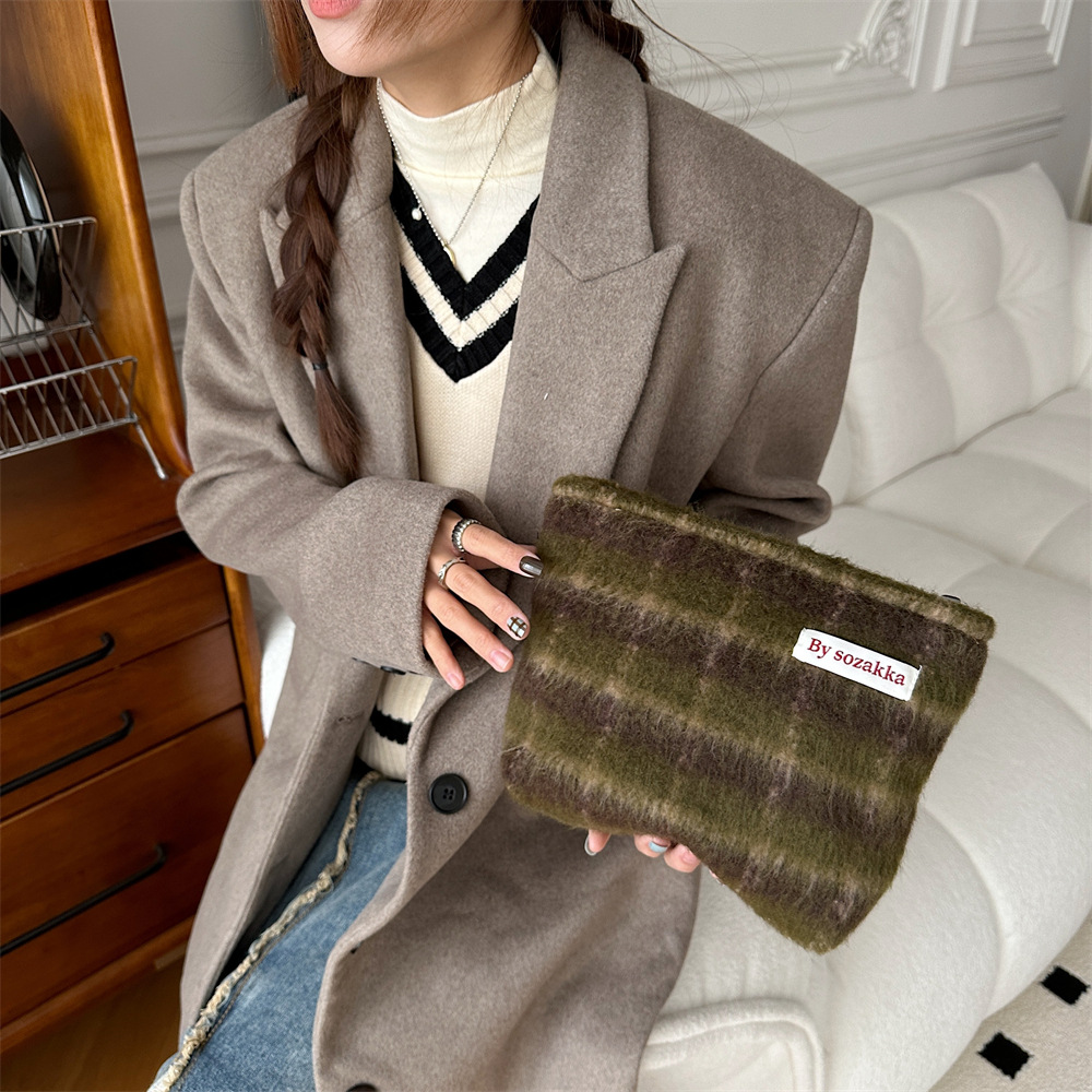 The 311023 ins Korean style checkered retro simple large-capacity woolen makeup bag is paired with a pocket purse undefined