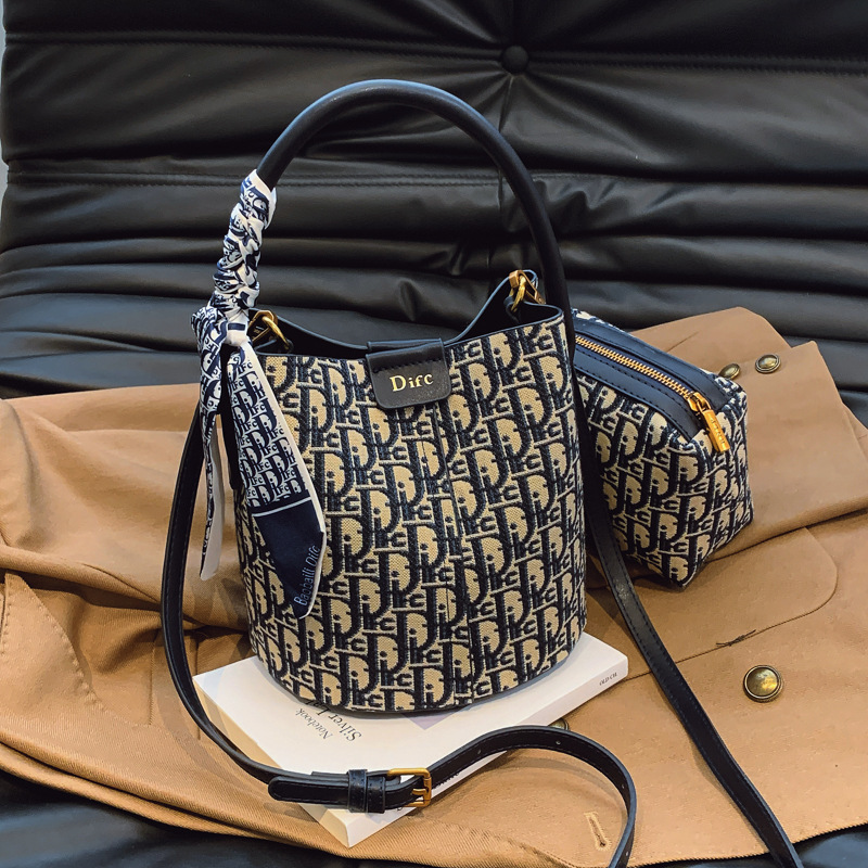 Vintage Luxury Bucket Handbag Women's 2026 New Spring High-End Versatile Commuter Shoulder Crossbody Bag