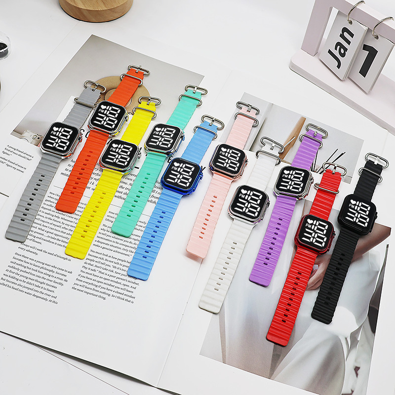 Ventas transfronterizas calientes LED reloj electrónico nocturna galvanizado lámpara blanca digital simple moda estudiantes hombres y mujeres reloj cuadrado