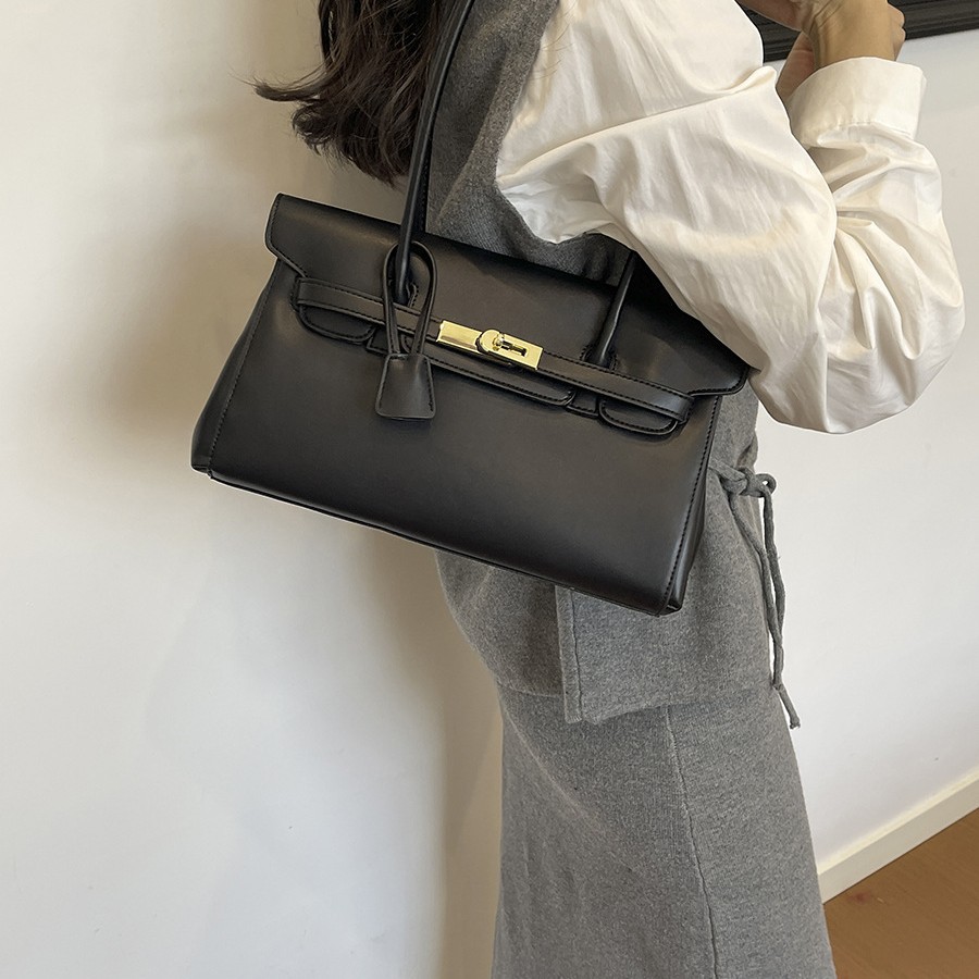 Retro flip-top baguette underarm bag for women, 2026 autumn/winter new collection, with metal clasp, large capacity, suitable for commuting, can be carried by hand or worn as a shoulder bag