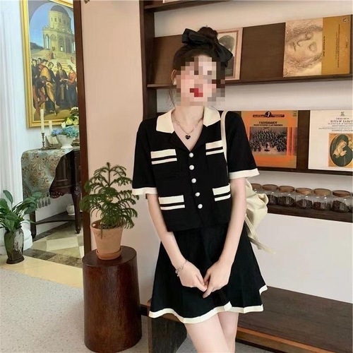 Women's two-piece set: loose short-sleeve summer Chanel-style top + high-waisted pleated mini skirt for a slimmer look