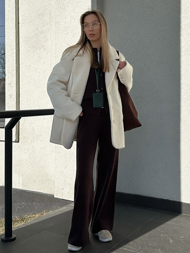 Moda simple temperamento de color sólido con solapa de peluche tipo chaqueta corta 2025, nuevo otoño y invierno transfronterizo Europa y América