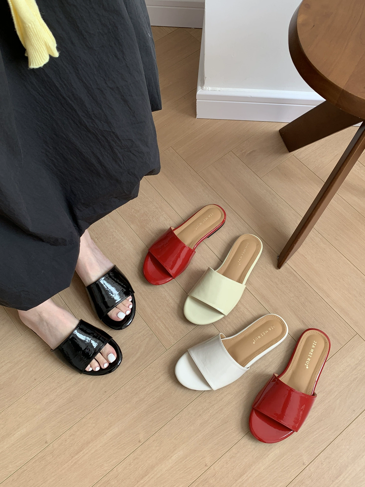 2025 новые летние стильные круглые туфли в европейском и американском стиле, повседневные открытые туфли из лакированной кожи, пляжные тапочки для женщин на каждый день