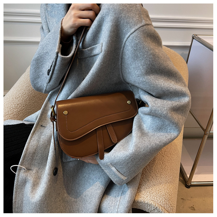 niche bag female 2021 new fashion casual oneshoulder messenger texture underarm bag commuter bagpicture4