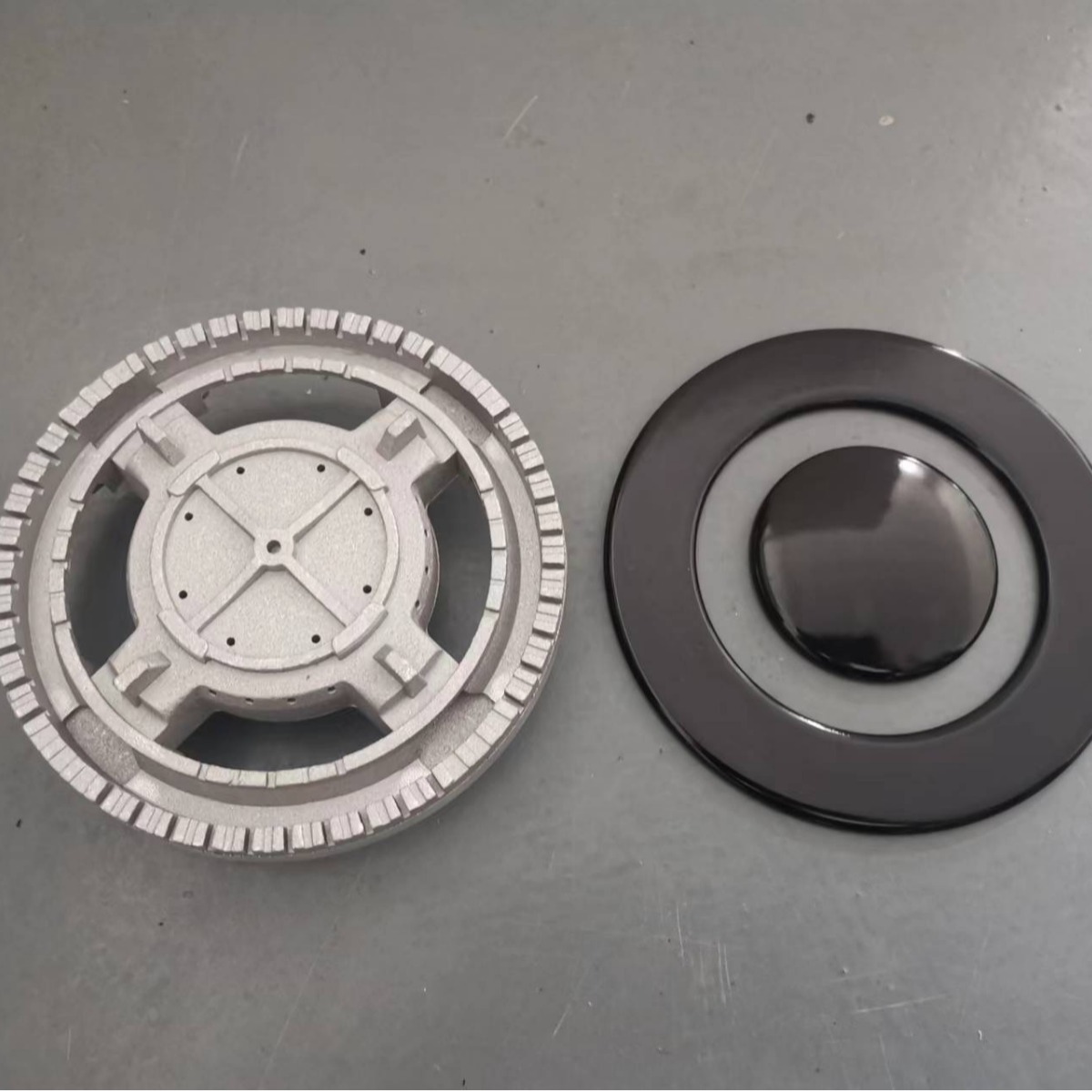 Estufa de gas de 5 quemadores con panel de vidrio, apta para gas natural y licuado, encendido automático.