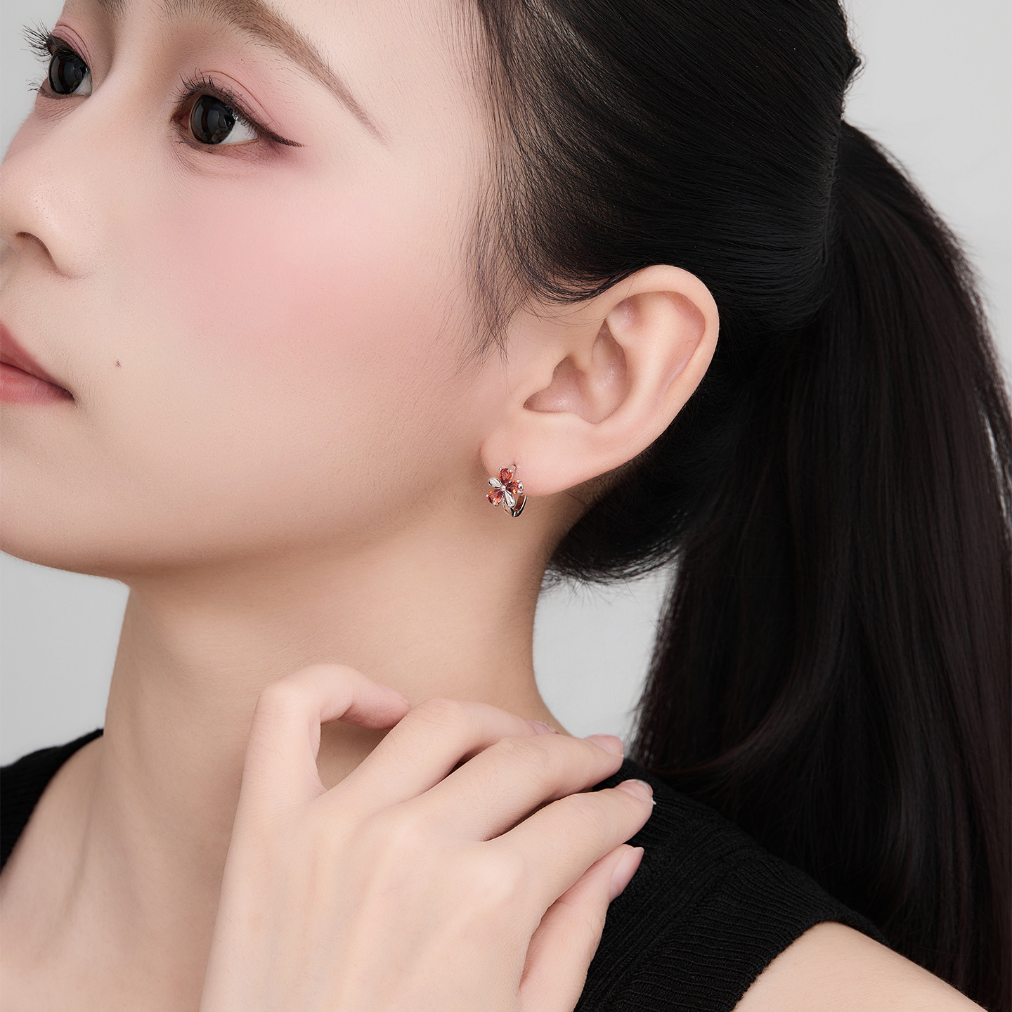 Xuping joyas de moda serie de flores de colores de lujo ligero temperamento de aleación de cobre chapado aretes de aretes blancos aretes al por mayor