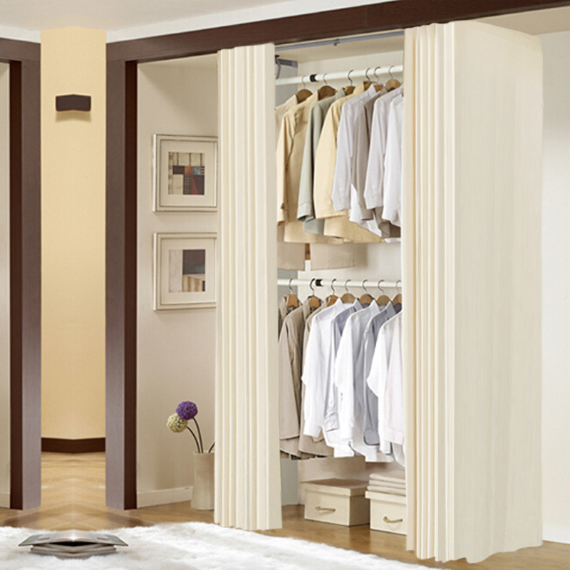 Две вертикальные и две горизонтальные расширенные версии однотонной шторы с полной направляющей.