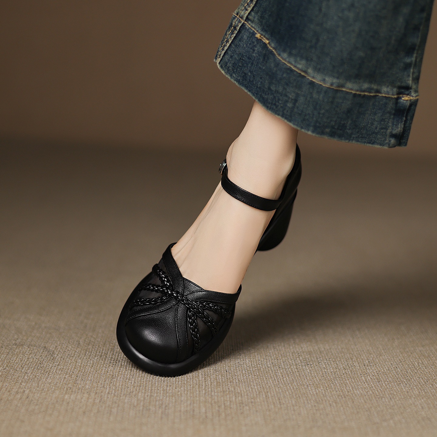 Sandal quai ngang nữ mũi bao da bò gót dày kiểu La Mã lưới rỗng — đen
