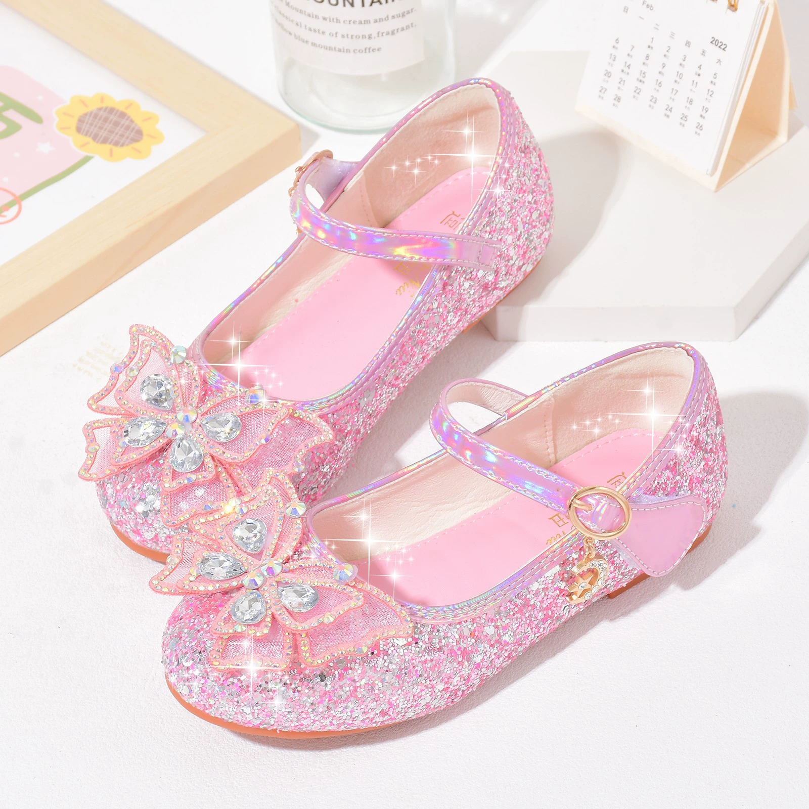 Обувь для девочек 2022 осень новые туфли с кристаллами для маленьких девочек обувь принцессы на мягкой подошве модная детская кожаная обувь женская