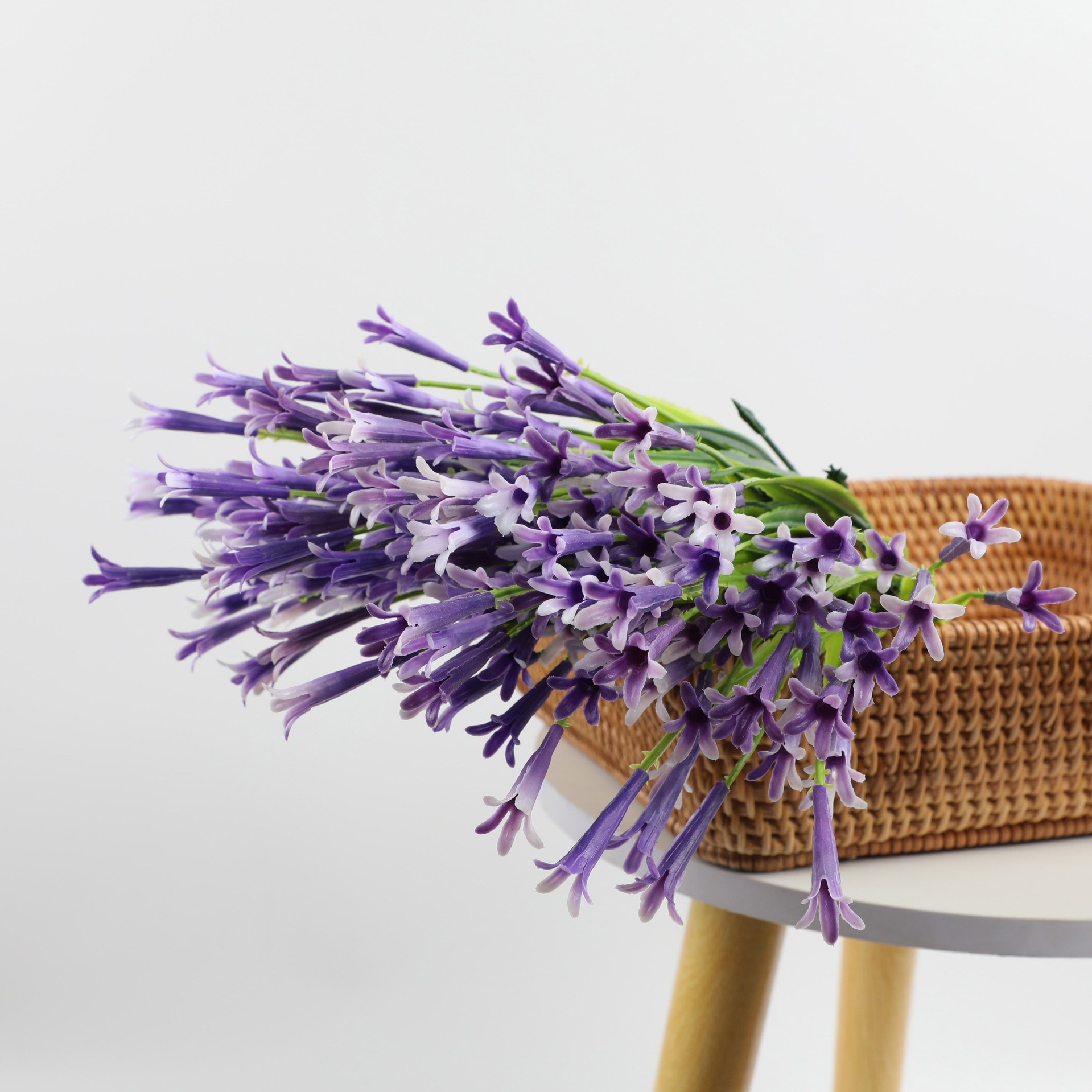 Simulación de plantas acuáticas plástico hierba de primavera flor violeta serigrafía hierba de primavera de cinco cabezas pequeña margarita flor falsa accesorios decorativos al por mayor