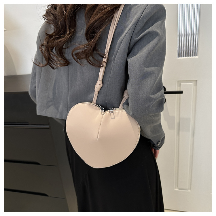 Women's PU Heart Shape Basic Classic Style Sewing Thread Heart-shaped Zipper Underarm Bag display picture 12