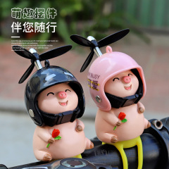 小黄鴨の車には電気自動車の子豚の電動オートバイの自転車装飾品が飾られています。