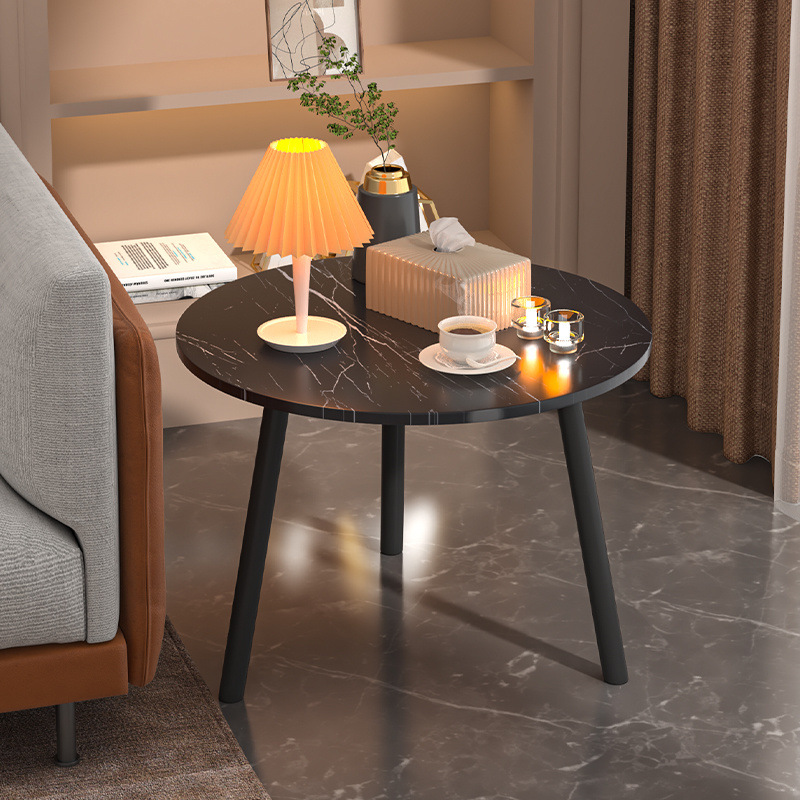 Sofá nórdico con varias mesas redondas de la sala de estar, pequeño dormitorio de lujo, mesas de cabezal de cama, balcón