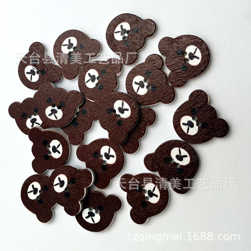 Botón de dibujos animados de madera de fondo blanco de bricolaje, botón de madera de cabeza de oso lindo pintado de fondo blanco 50 piezas por paquete