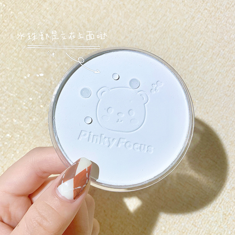 Bagged bear makeup powder is waterproof, sweat proof, makeup control and oil control for a long time. Students don't get stuck in powder, concealer, dry and wet