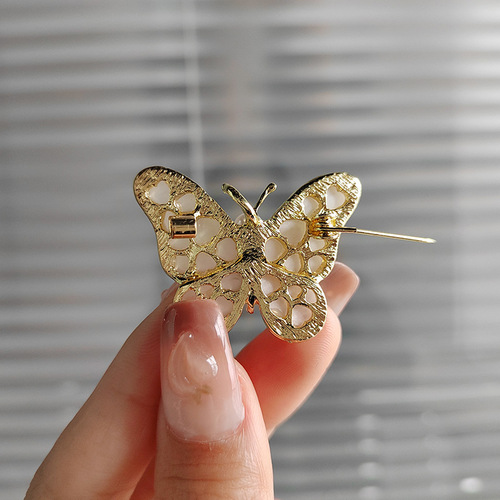  Mother-of-pearl Butterfly Brooch Women's High-end Niche Pearl Pin Corsage Clothing Sweater Accessories Manufacturer Wholesale