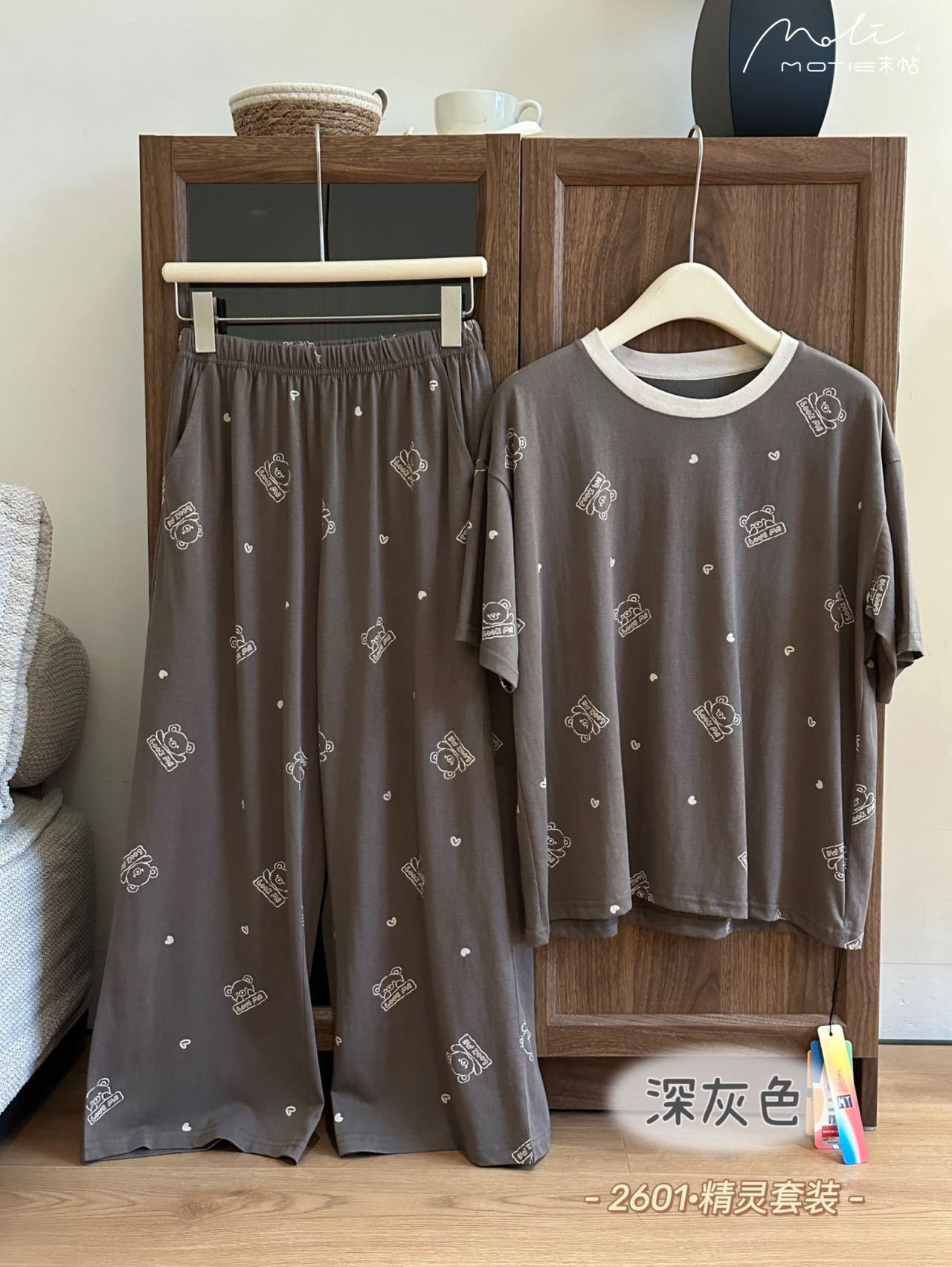 짙은 회색