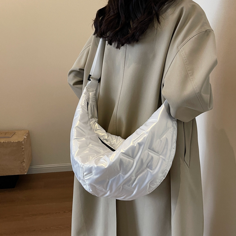 Bolso de bola de masa de mensajero de gran capacidad para mujer 2024 otoño e invierno nuevo estilo simple y moderno bolso de hombro coreano bolso de estudiante