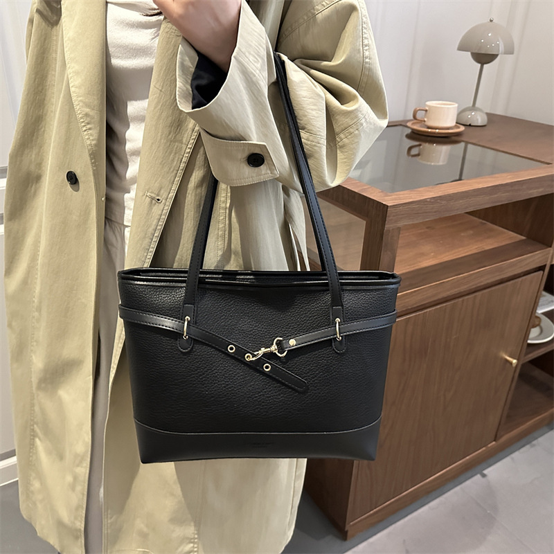 Bolsa de mano japonesa al por mayor Harajuku 2026 primavera nueva bolsa de hombro de lujo ligera bolsa de tendencia bajo la axila