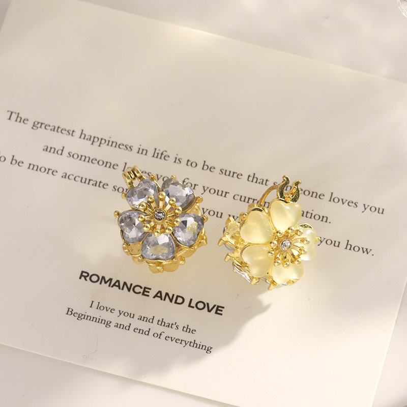 Pendientes de flores de circón exquisitos de moda coreana, lujo ligero, temperamento de alta gama, súper hada, todo fósforo, pendientes de oreja de ópalo