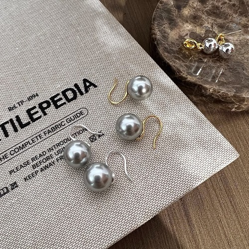 A must-have classic. Small light bulb imported gray pearl earrings. Real hemp high-heeled shoes and bright pearl earrings. Fashionable style.