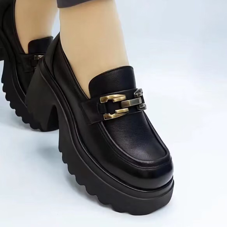 Zapatos de cuero de tacones altos de suela gruesa para mujeres 2025 primavera nueva cabeza redonda casual estilo británico aumento de altura muffin zapatos Lefour