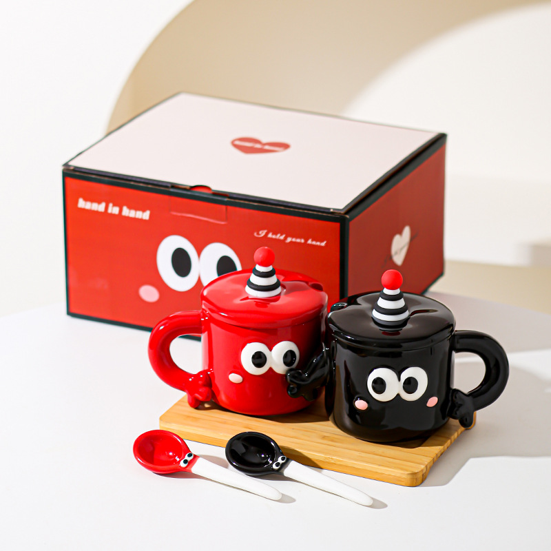 Manos de mano pareja taza de cerámica caja de regalo extraña taza de marca con cubierta pequeña taza de agua doméstica taza de regalo de boda