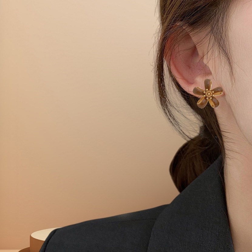 Otoño y invierno nuevos pernos de cinco pétalos de flores dulce aretes elegantes de alta calidad temperamento de moda auriculares al por mayor