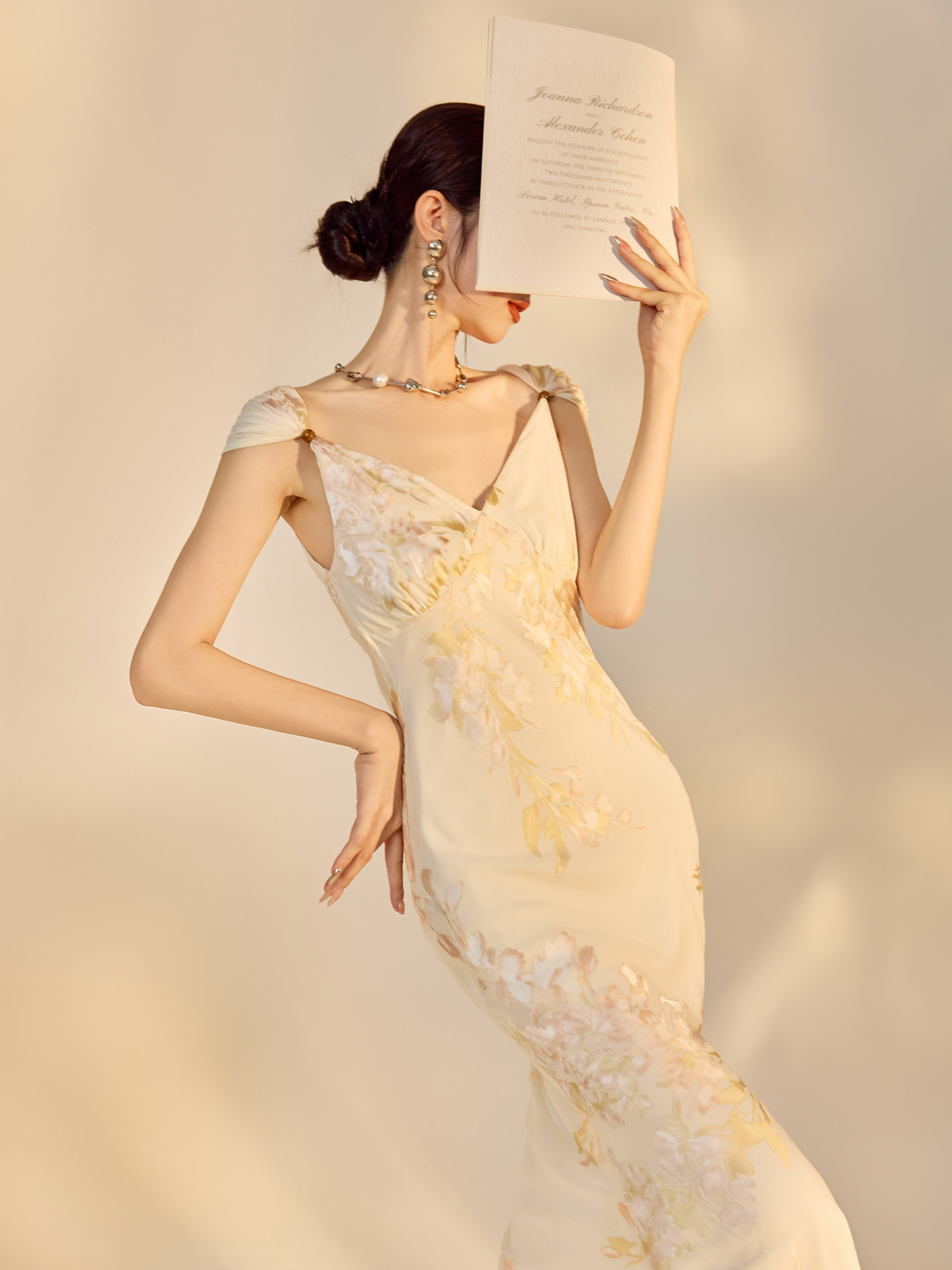 Váy bodycon ôm sát họa tiết phong cách Trung Hoa mùa hè, chất rayon mềm mại — Màu trắng be