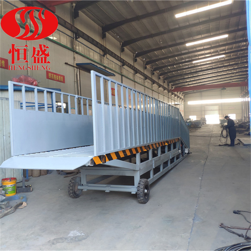 斜坡式卸牛台厂家供应移动装牛台装牛车装卸台液压升降赶牛通道