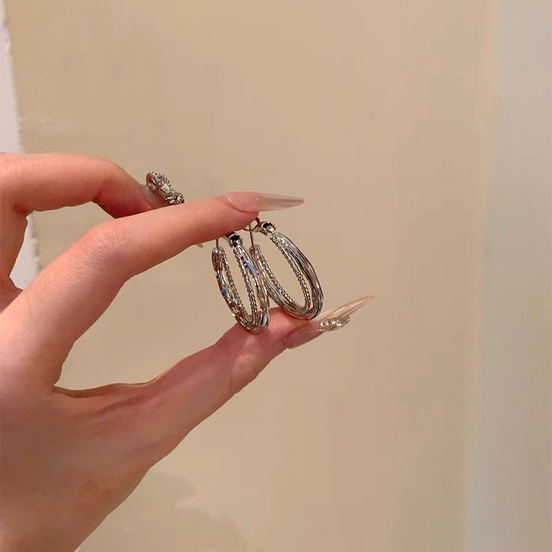 韓系の経典の素の輪の耳のボタンの女性のイヤリングの大きい耳の輪は軽くて豪華で高級感の雰囲気の大気の耳飾りの独特なピアスです。|undefined