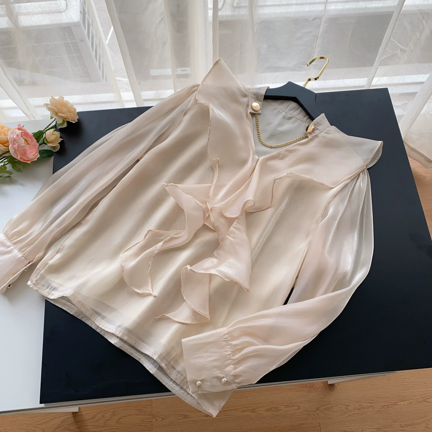 Qianjinfeng легкая роскошная рубашка высокого уровня женская осенняя листовой нити, свободный дизайн, темпераментный топ